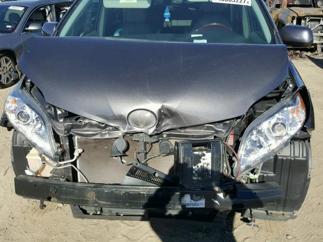 5TDYK3DC3CS218227 - 2012 TOYOTA SIENNA XLE GRAY photo 7