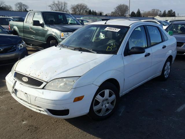 1FAFP34N36W110131 - 2006 FORD FOCUS ZX4 WHITE photo 2