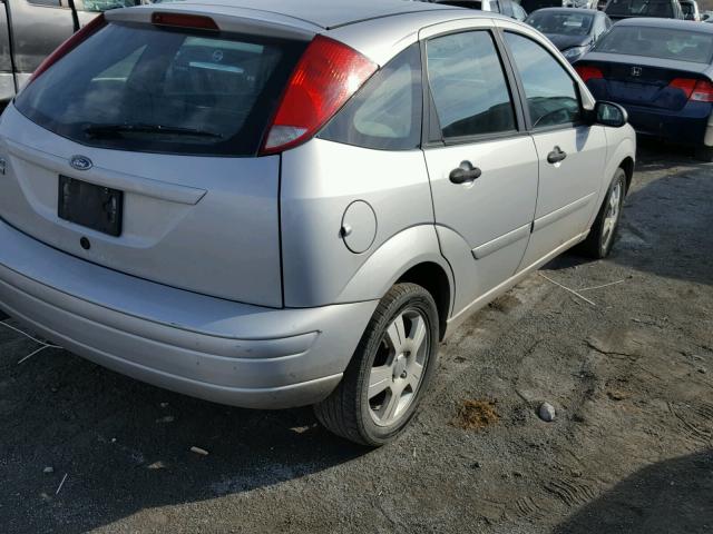 1FAHP37N57W134534 - 2007 FORD FOCUS ZX5 SILVER photo 4