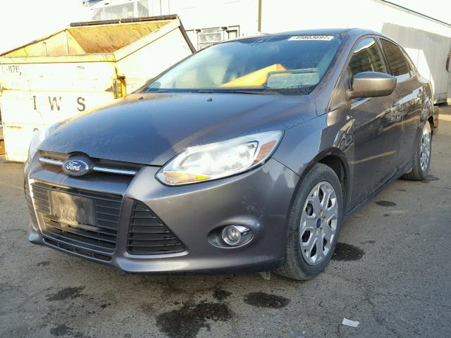 1FAHP3F21CL343465 - 2012 FORD FOCUS SE CHARCOAL photo 2