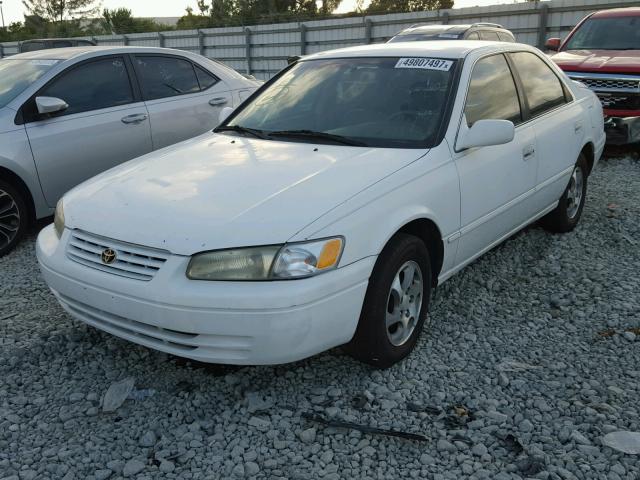 4T1BG22K4WU284115 - 1998 TOYOTA CAMRY CE WHITE photo 2