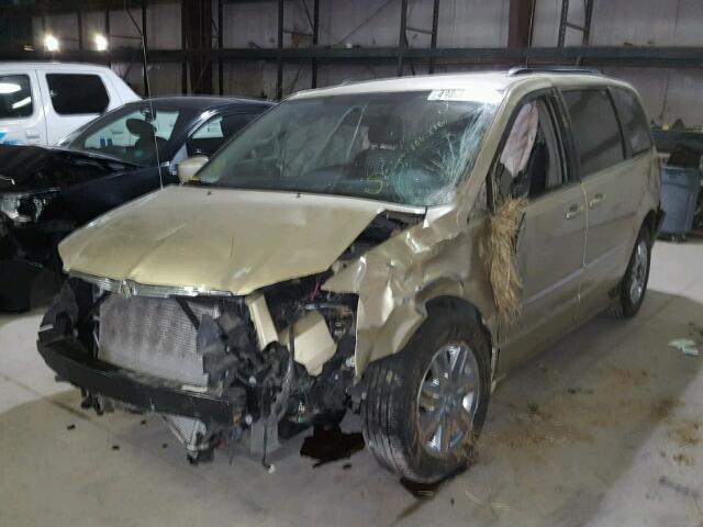 2A4RR5D10AR298919 - 2010 CHRYSLER TOWN & COU GOLD photo 2