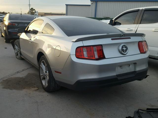 1ZVBP8AN8A5101396 - 2010 FORD MUSTANG SILVER photo 3