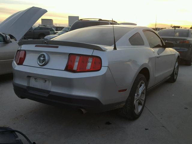 1ZVBP8AN8A5101396 - 2010 FORD MUSTANG SILVER photo 4