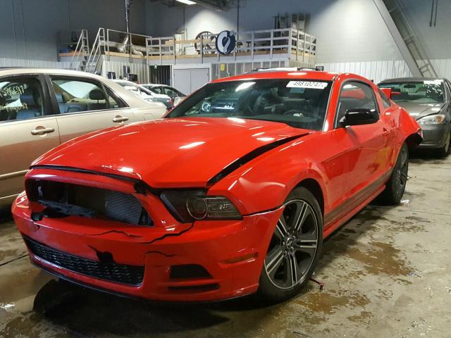 1ZVBP8AM3D5279521 - 2013 FORD MUSTANG RED photo 2