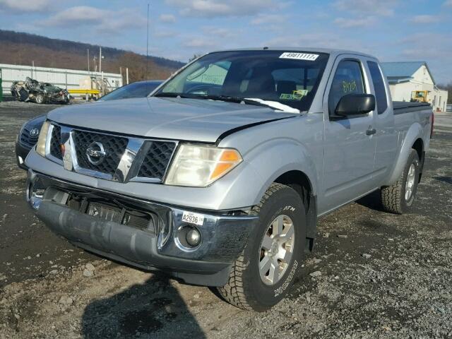 1N6AD06W85C419172 - 2005 NISSAN FRONTIER K SILVER photo 2