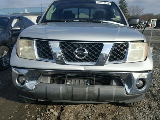 1N6AD06W85C419172 - 2005 NISSAN FRONTIER K SILVER photo 9