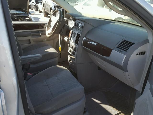 2A4RR5D17AR214675 - 2010 CHRYSLER TOWN & COU SILVER photo 5