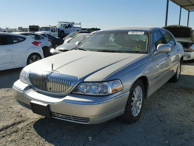 1LNHM82W83Y658464 - 2003 LINCOLN TOWN CAR S SILVER photo 2