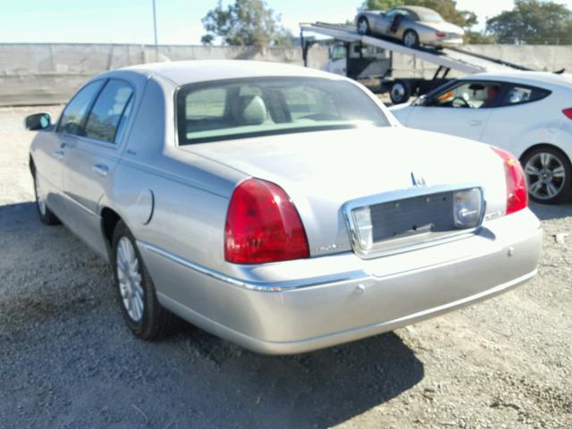 1LNHM82W83Y658464 - 2003 LINCOLN TOWN CAR S SILVER photo 3