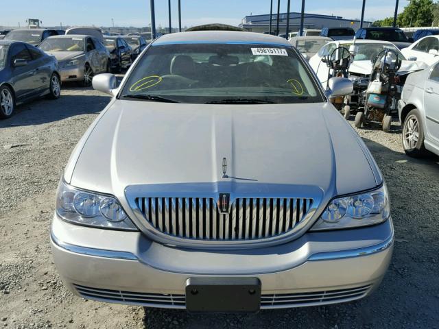 1LNHM82W83Y658464 - 2003 LINCOLN TOWN CAR S SILVER photo 9