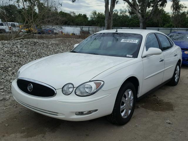 2G4WC532551281943 - 2005 BUICK LACROSSE C WHITE photo 2