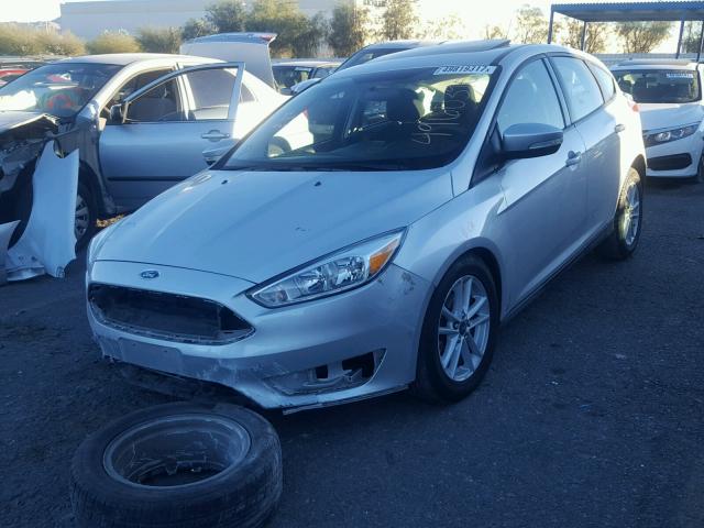 1FADP3K20FL204548 - 2015 FORD FOCUS SE SILVER photo 2