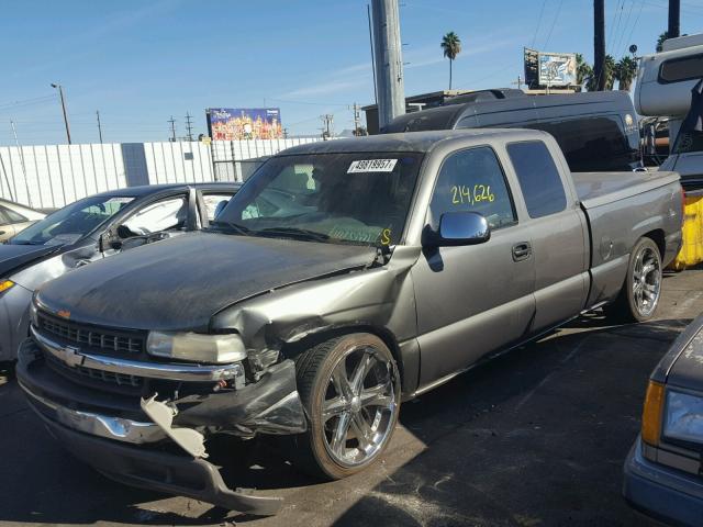 2GCEC19V9Y1323660 - 2000 CHEVROLET SILVERADO GRAY photo 2