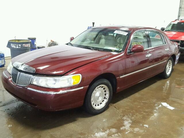 1LNHM82W1YY884496 - 2000 LINCOLN TOWN CAR S MAROON photo 2