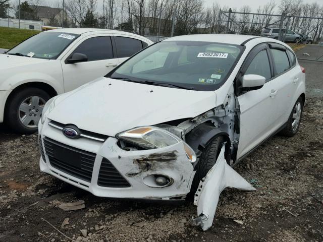 1FAHP3K24CL197326 - 2012 FORD FOCUS SE WHITE photo 2