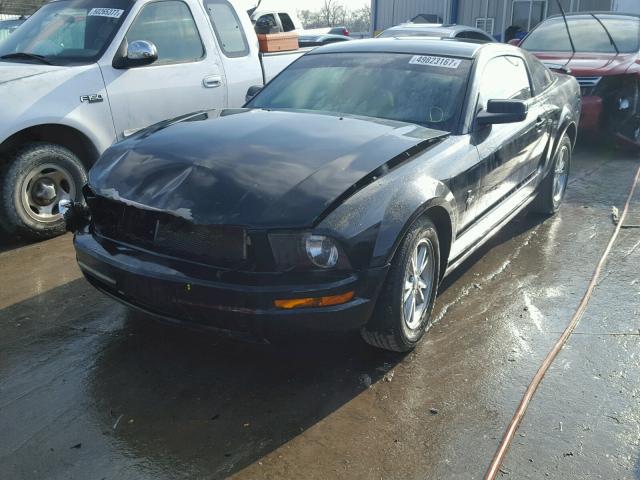 1ZVFT80N365233147 - 2006 FORD MUSTANG BLACK photo 2