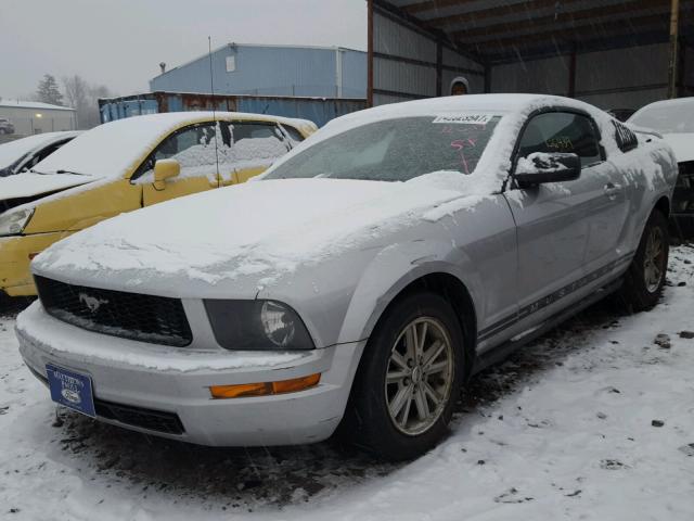 1ZVHT80N165246309 - 2006 FORD MUSTANG SILVER photo 2