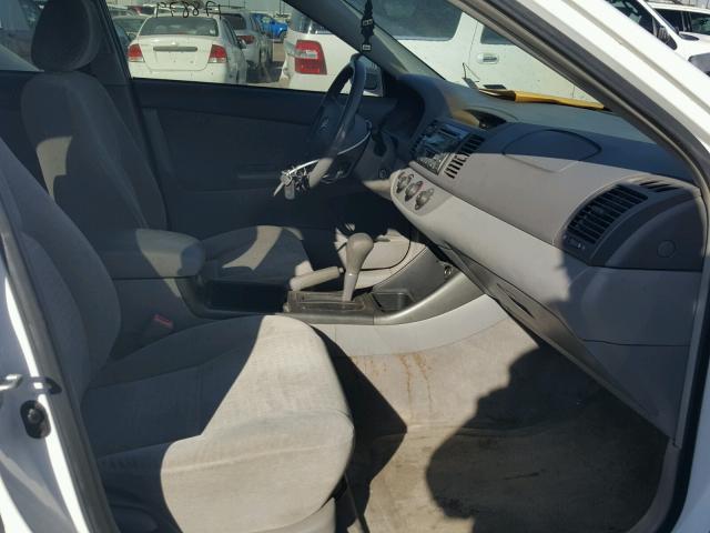 JTDBE32KX20109739 - 2002 TOYOTA CAMRY LE 白色 照片 5