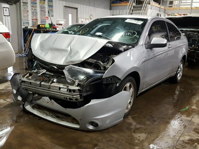 1FAHP32N39W147969 - 2009 FORD FOCUS SE SILVER photo 2