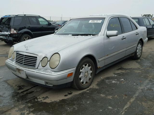 WDBJF55F0VA388991 - 1997 MERCEDES-BENZ E 320 GRAY photo 2