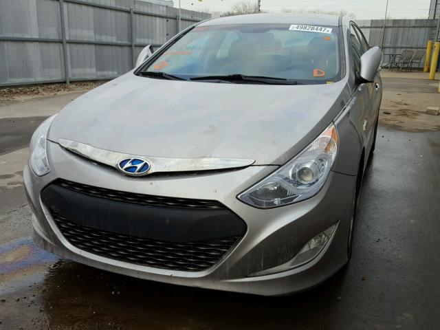 KMHEC4A44DA066861 - 2013 HYUNDAI SONATA HYB SILVER photo 2