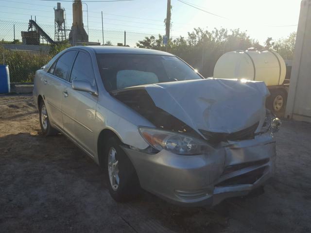 4T1BE32K12U594132 - 2002 TOYOTA CAMRY LE ნაცრისფერი ფოტო 1