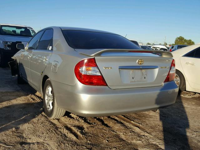 4T1BE32K12U594132 - 2002 TOYOTA CAMRY LE GRAY photo 3