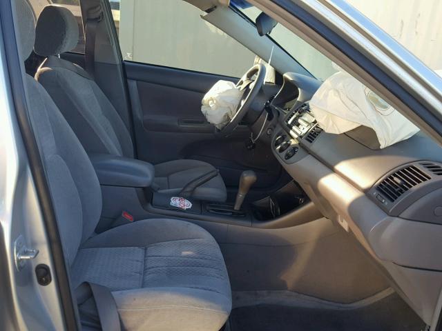 4T1BE32K12U594132 - 2002 TOYOTA CAMRY LE ნაცრისფერი ფოტო 5