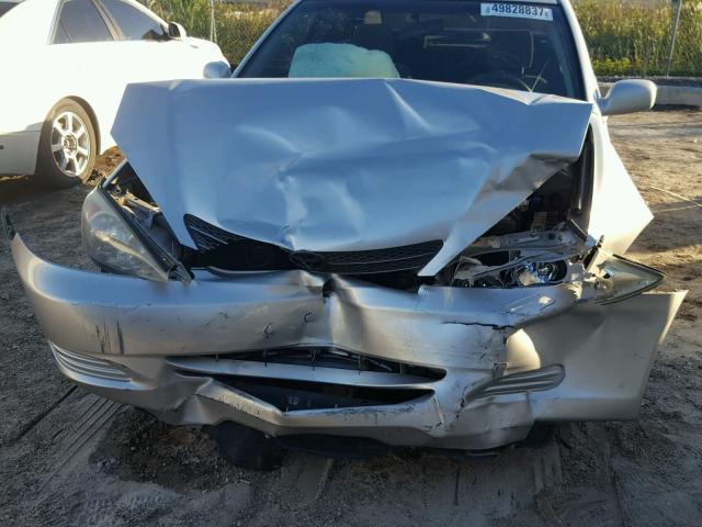 4T1BE32K12U594132 - 2002 TOYOTA CAMRY LE ნაცრისფერი ფოტო 7