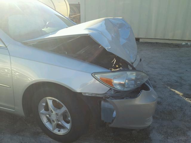 4T1BE32K12U594132 - 2002 TOYOTA CAMRY LE ნაცრისფერი ფოტო 9