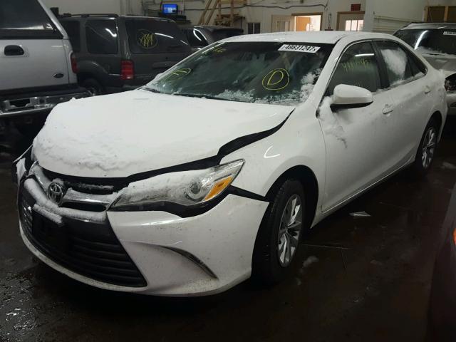 4T4BF1FK0FR493820 - 2015 TOYOTA CAMRY LE WHITE photo 2