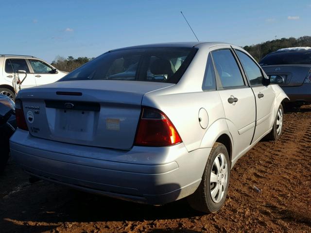 1FAFP34N47W301042 - 2007 FORD FOCUS ZX4 SILVER photo 4