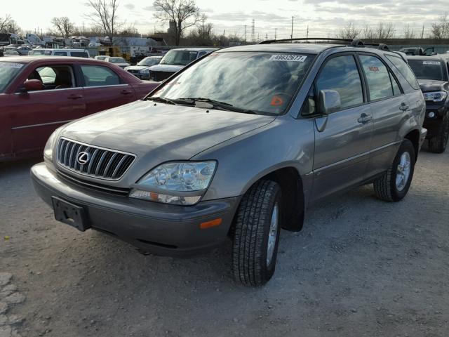 JTJGF10U520130734 - 2002 LEXUS RX 300 GRAY photo 2