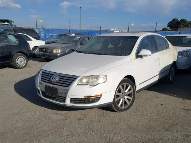 WVWRH63B41P195223 - 2001 VOLKSWAGEN PASSAT GLX WHITE photo 2