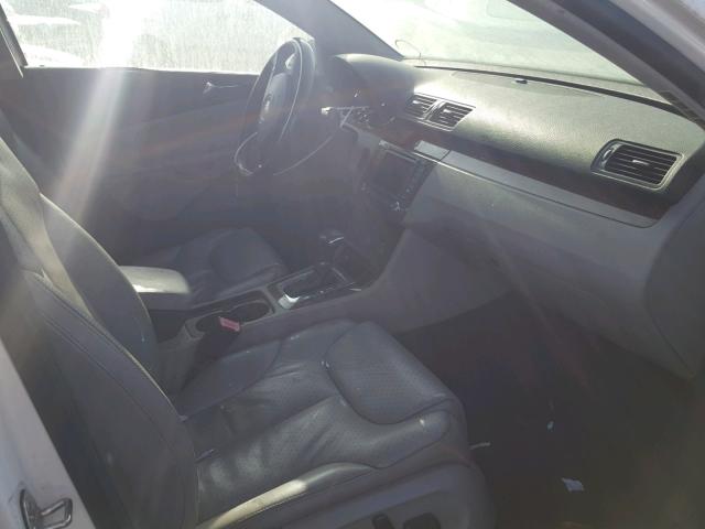 WVWRH63B41P195223 - 2001 VOLKSWAGEN PASSAT GLX WHITE photo 5