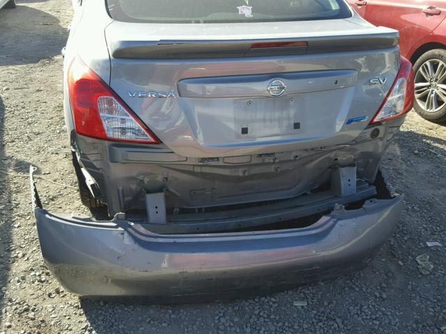 3N1CN7AP5DL885911 - 2013 NISSAN VERSA S GRAY photo 9