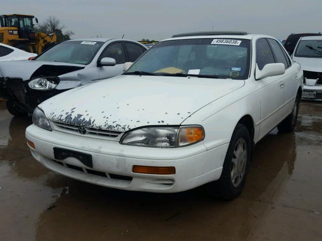 4T1GK13E2SU084271 - 1995 TOYOTA CAMRY XLE WHITE photo 2