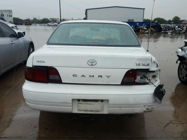 4T1GK13E2SU084271 - 1995 TOYOTA CAMRY XLE WHITE photo 9