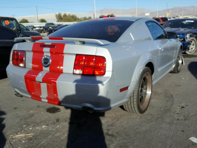 1ZVHT82H055246808 - 2005 FORD MUSTANG GT SILVER photo 4