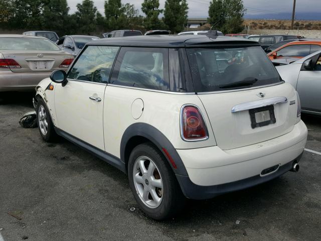 WMWMF3C56ATZ62776 - 2010 MINI COOPER WHITE photo 3