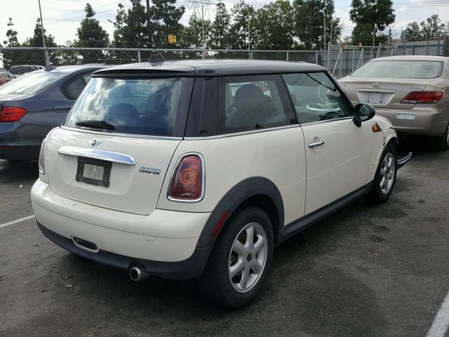 WMWMF3C56ATZ62776 - 2010 MINI COOPER WHITE photo 4