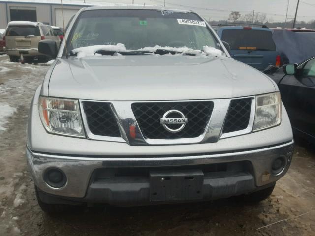 1N6AD07W75C462691 - 2005 NISSAN FRONTIER C SILVER photo 9