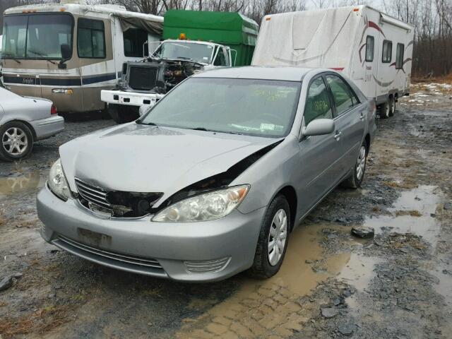 4T1BE32K15U606994 - 2005 TOYOTA CAMRY LE GRAY photo 2