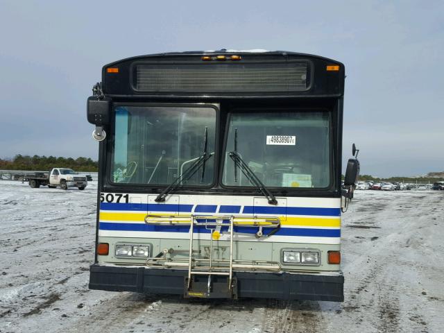 15GCB211X51112695 - 2005 GILLIG TRANSIT BU WHITE photo 7