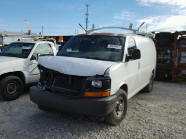 1GTGG25V771141422 - 2007 GMC SAVANA G25 WHITE photo 2