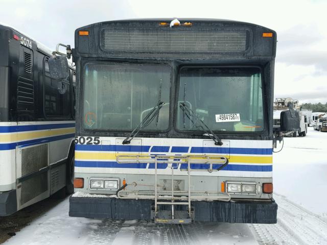 15GCB211551112698 - 2005 GILLIG TRANSIT BU WHITE photo 9