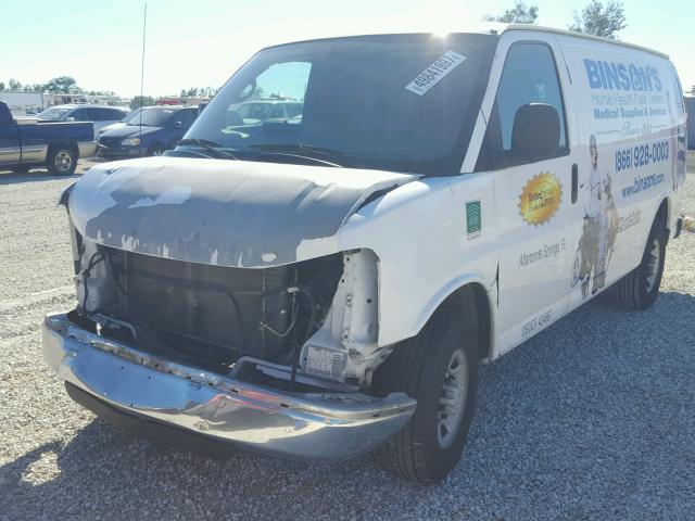 1GCGG25V371173803 - 2007 CHEVROLET EXPRESS G2 WHITE photo 2