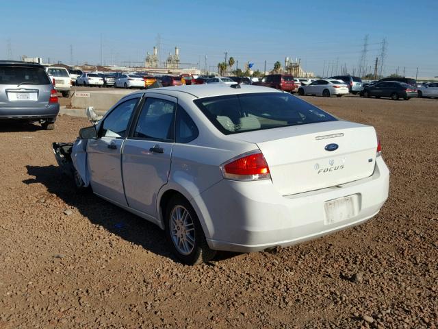 1FAHP3FN2AW253375 - 2010 FORD FOCUS SE WHITE photo 3