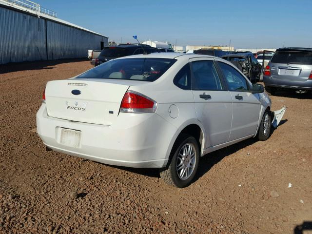 1FAHP3FN2AW253375 - 2010 FORD FOCUS SE WHITE photo 4